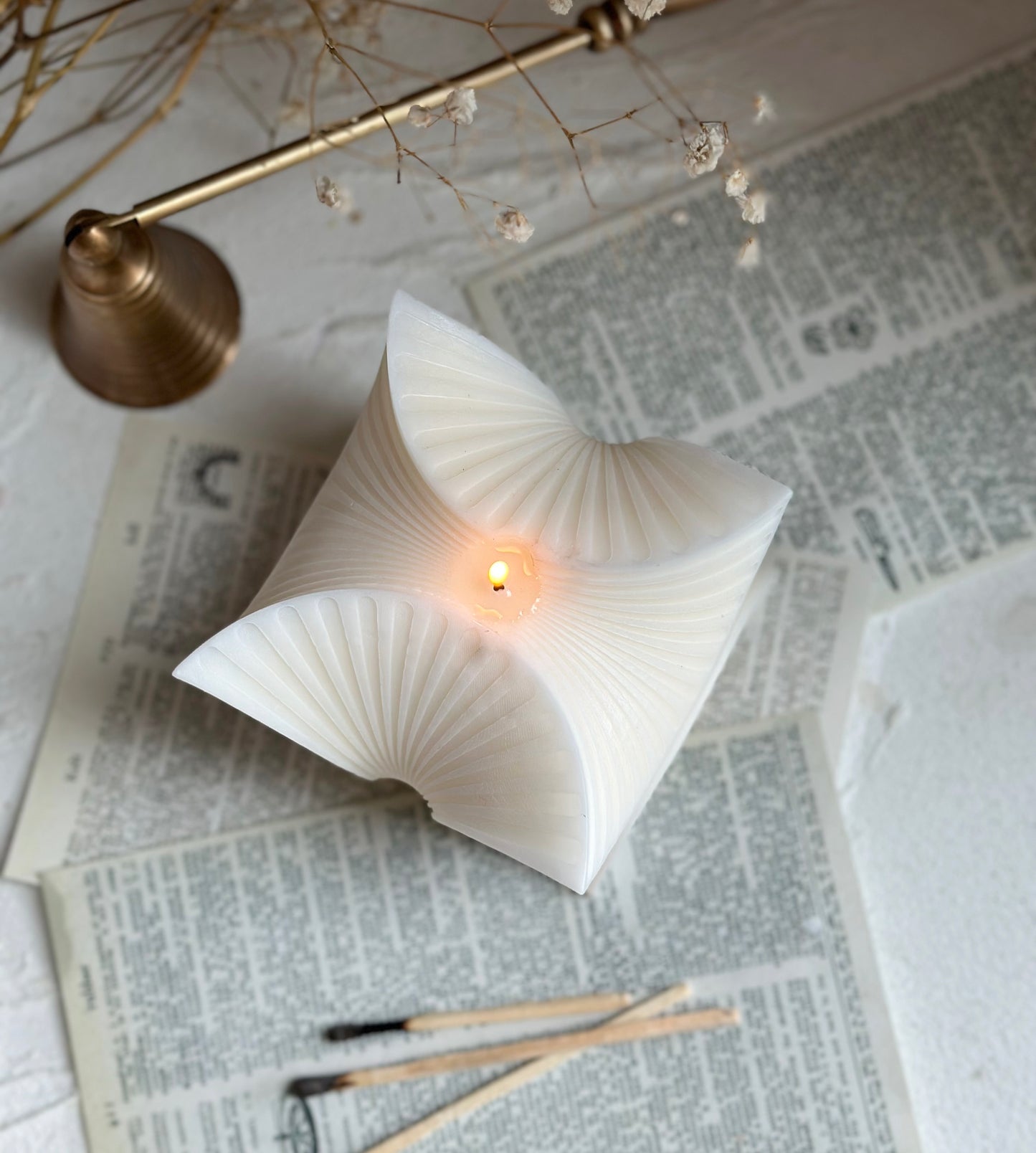 Curved Silhouette Candle – Modern Sculptural Candle