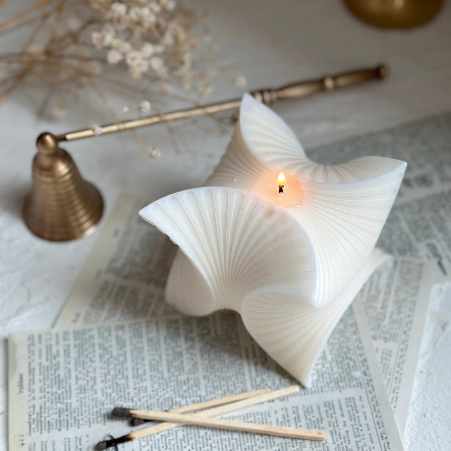 Curved Silhouette Candle – Modern Sculptural Candle