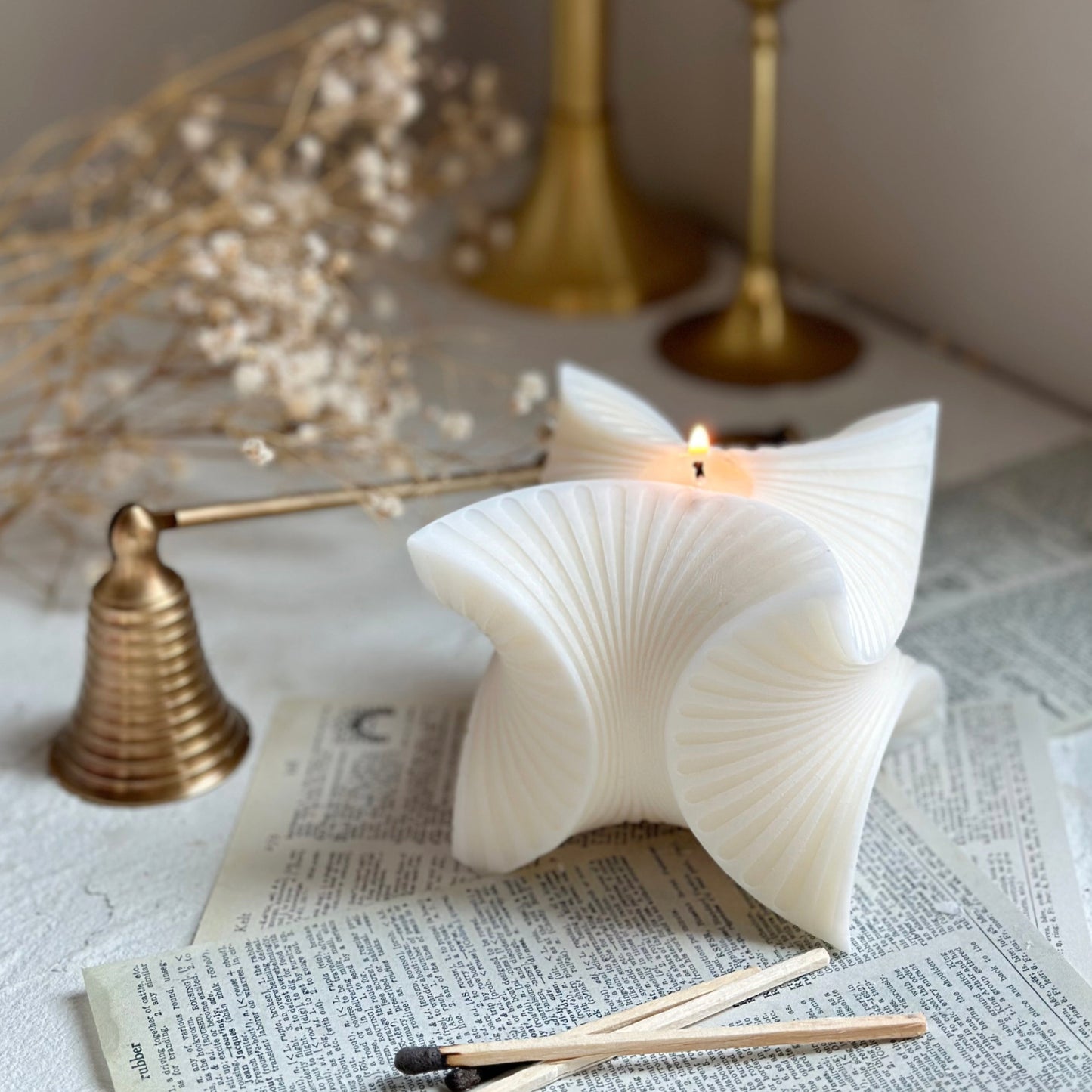 Curved Silhouette Candle – Modern Sculptural Candle