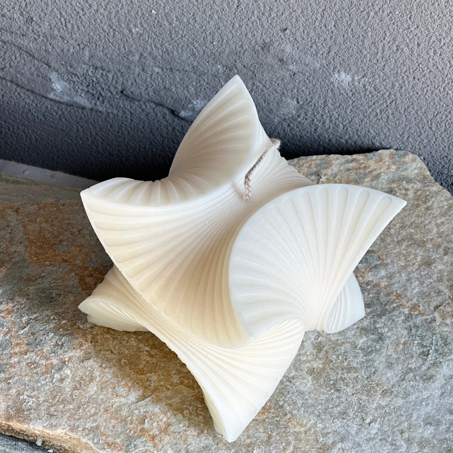 Curved Silhouette Candle – Modern Sculptural Candle